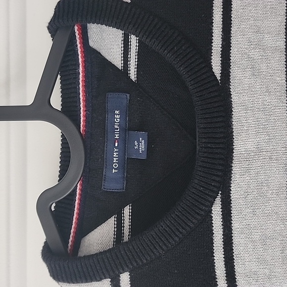 Tommy knit sweater size Small - Picture 2 of 3